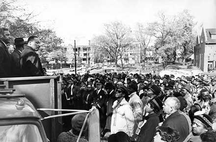 Dr. King gives speech to crowd, 1964 (Herman Seid)