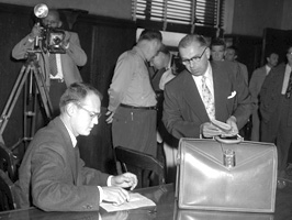 Sam Sheppard being photographed at his trial